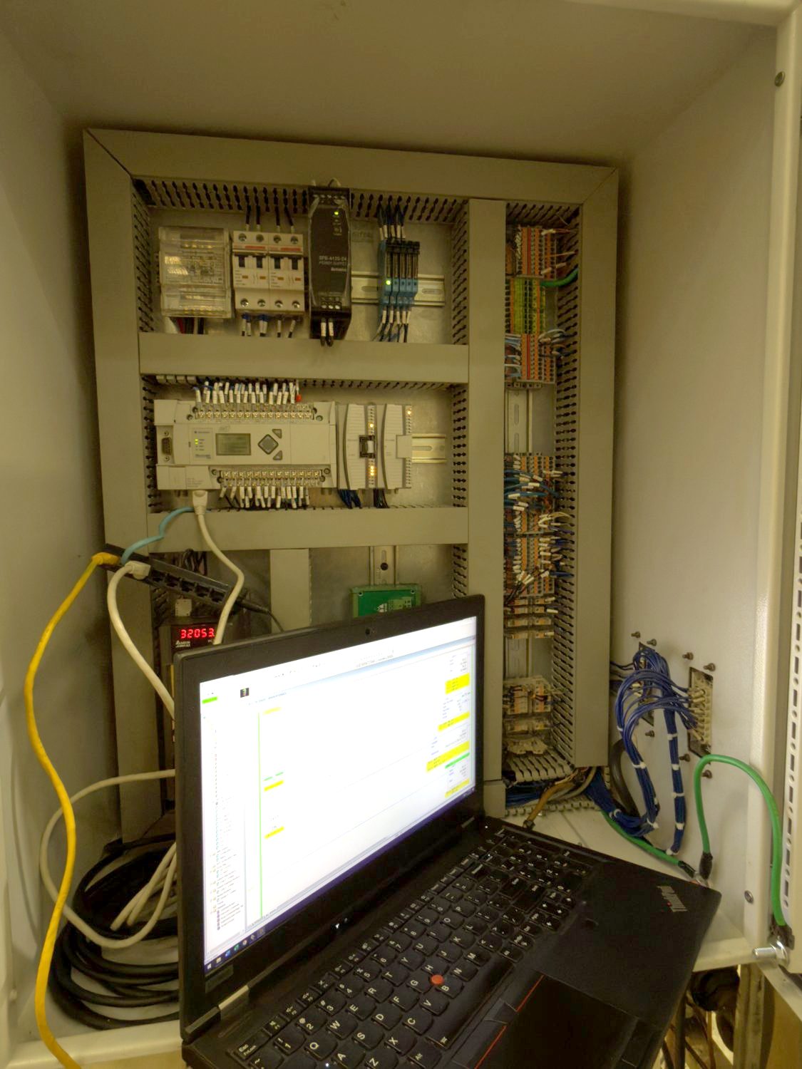 Gabinete PLC con laptop de programación