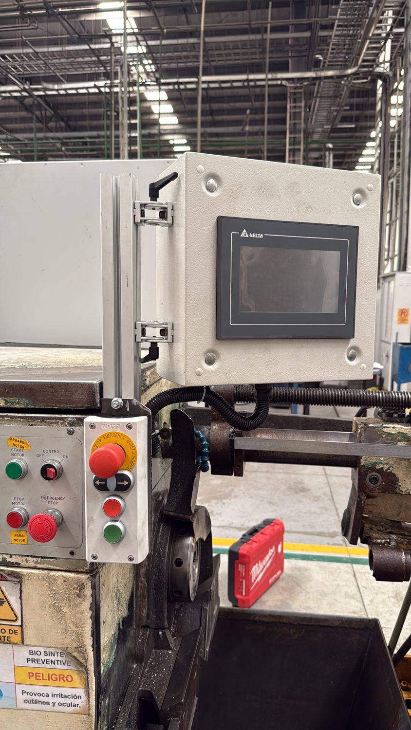 HMI Delta y botonera en estación automatizada